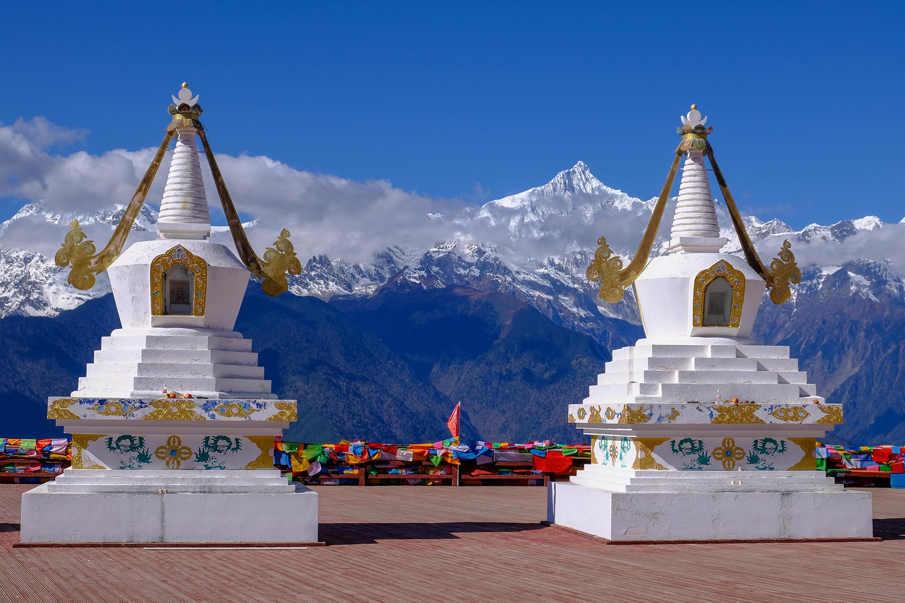 Feilai Tempel vor den Meili Snow Mountain Gipfeln mit Schnee in Yunnan, China