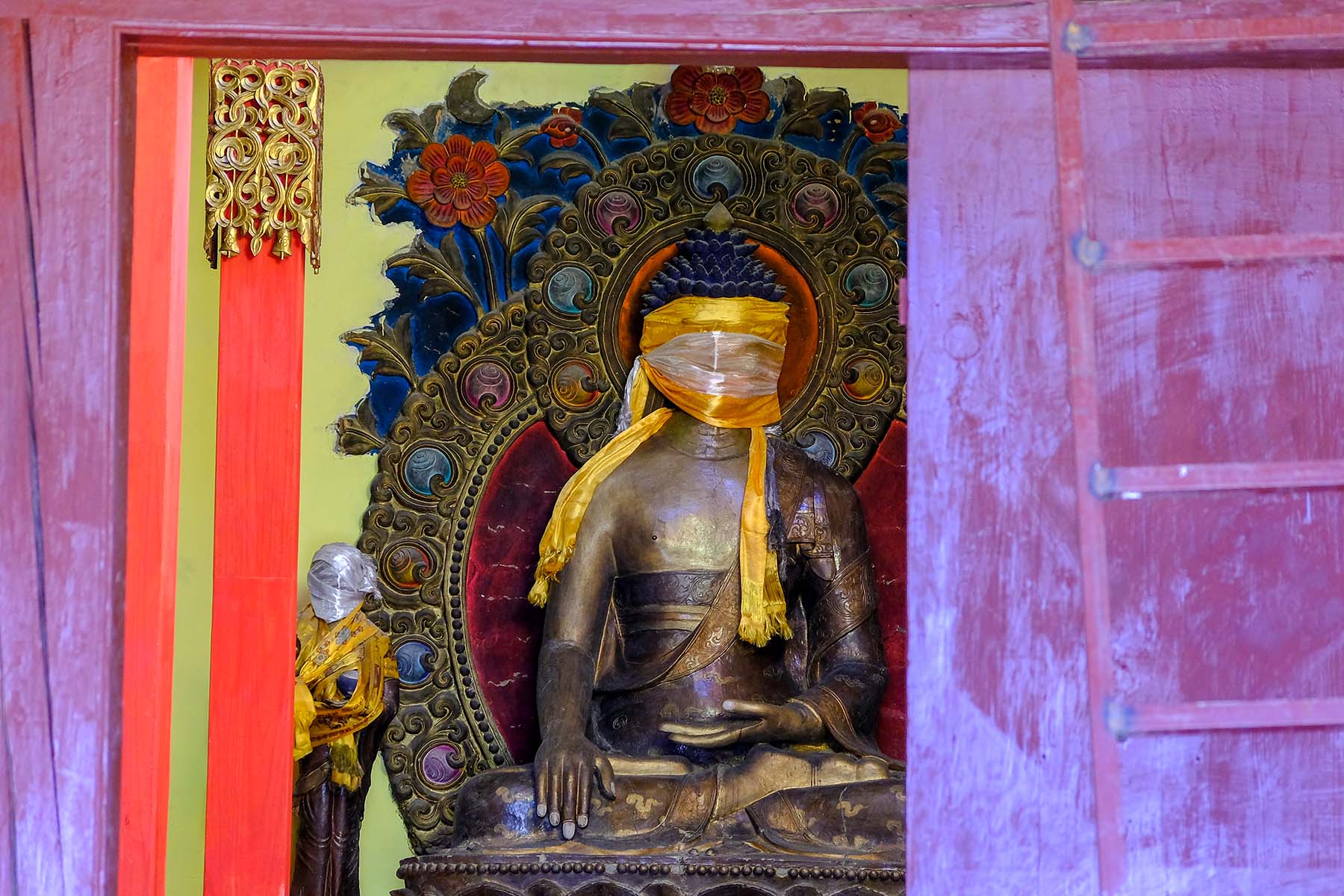 Buddha Statue in Tempel am Mingyong Gletscher in Yunnan, China im Herbst