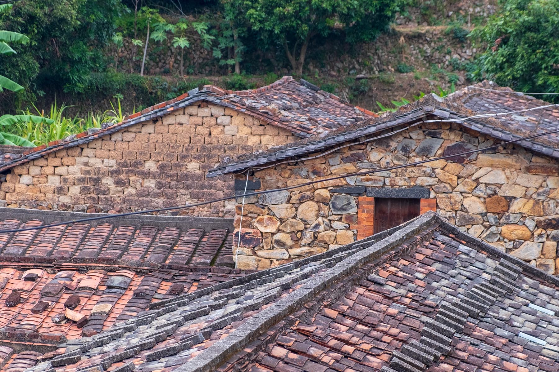 Blick auf Steinhaus Dächer in Zhangjiao in der Provinz Fujian, China