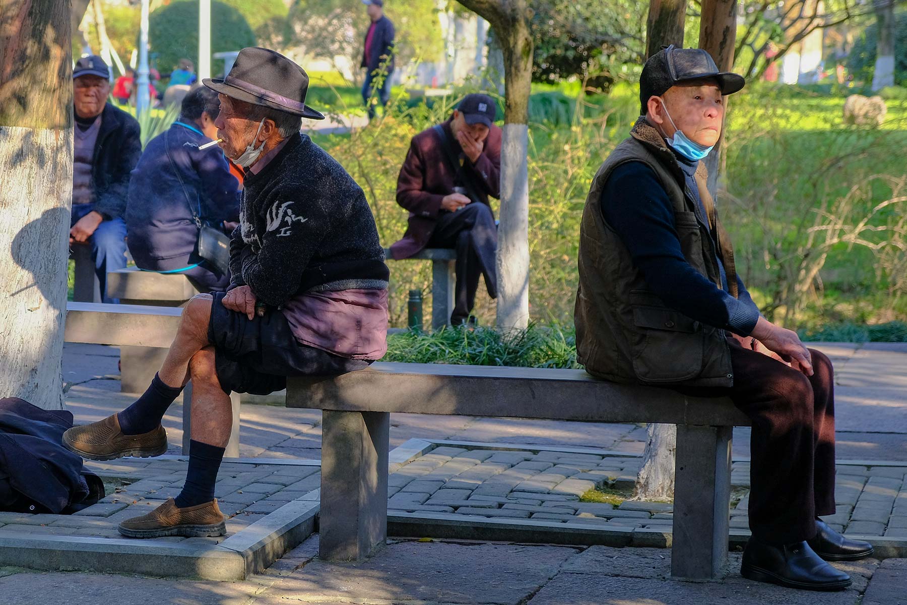 Alte Männer sitzen im Zhongshan Park in Ningbo, China