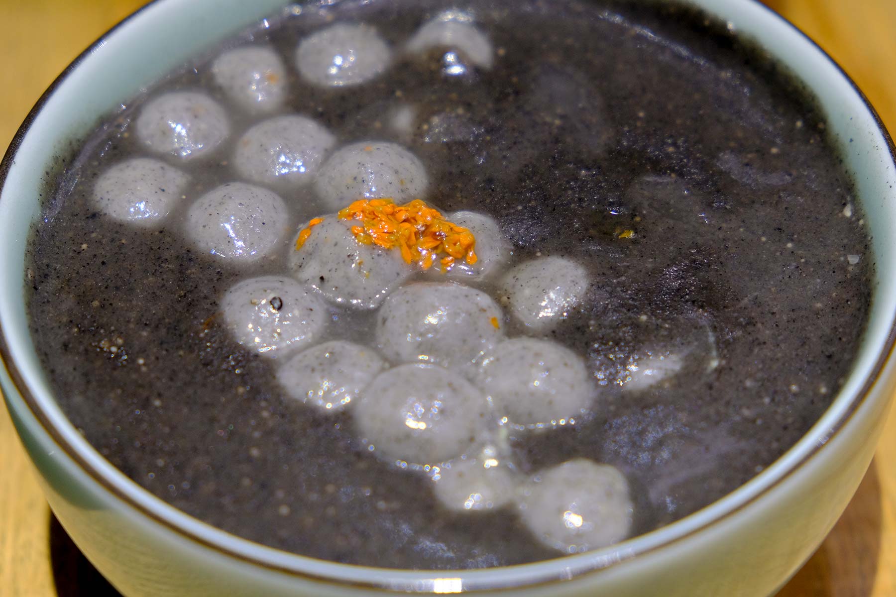 Klebreisbällchen mit schwarzem Sesam in Ningbo, China Klebreisbällchen mit schwarzem Sesam in Ningbo, China