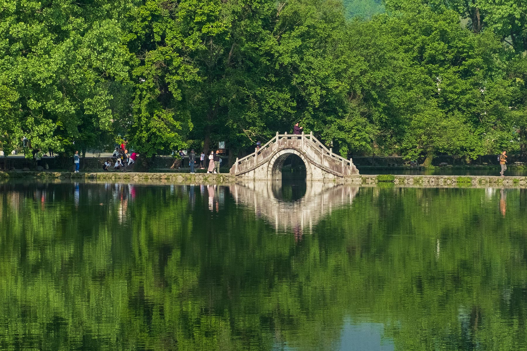 Brücke am Südlichen See in Hongcun, Anhui, China