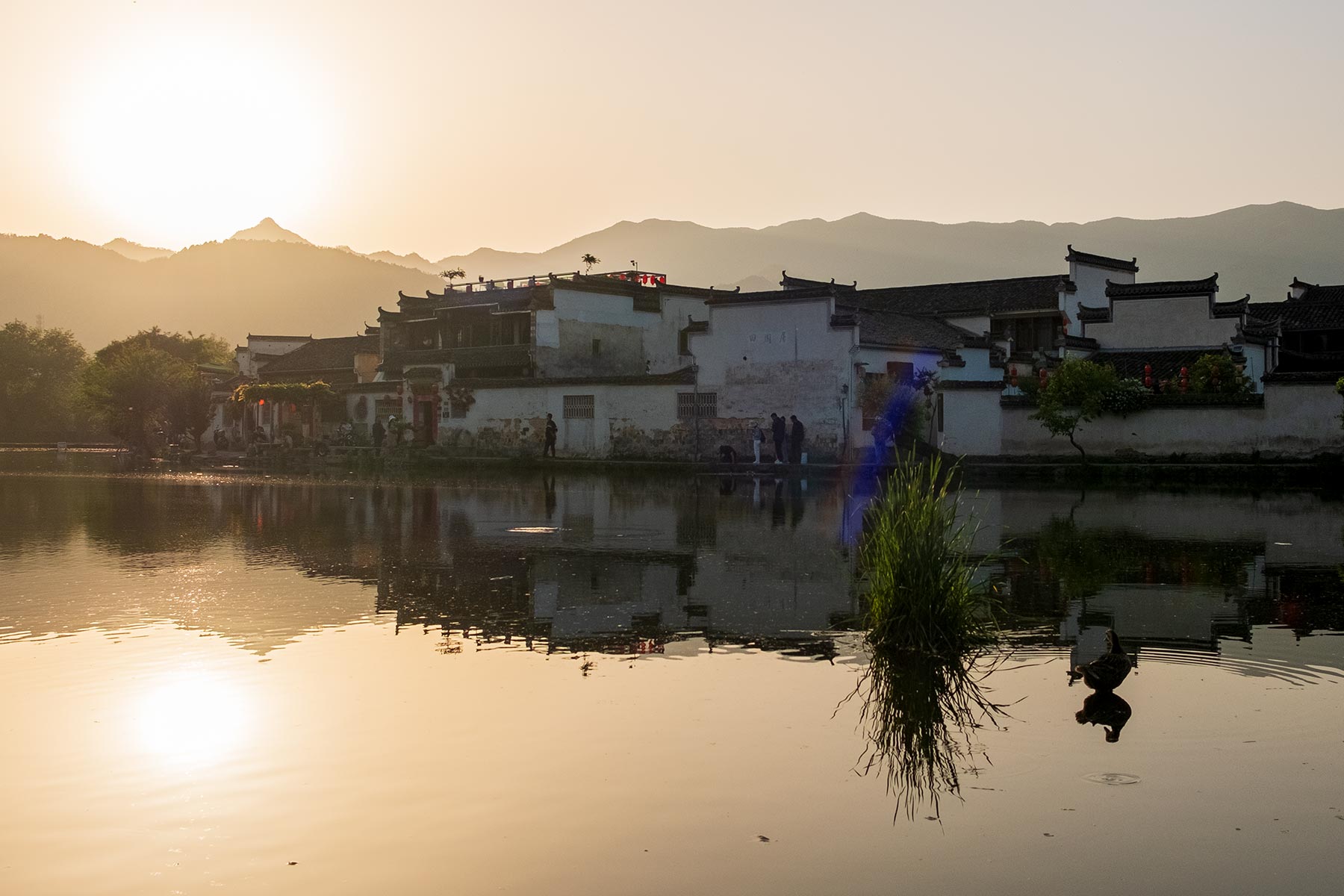 Sonnenuntergang am Südlichen See in der Altstadt Hongcun, Anhui, China