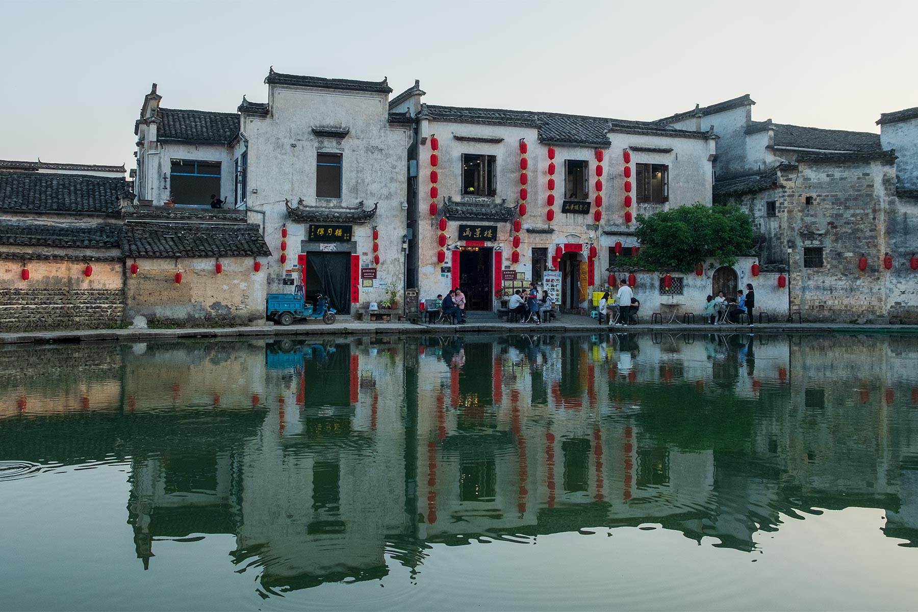 Halbmondteich in der Altstadt Hongcun in Anhui, China