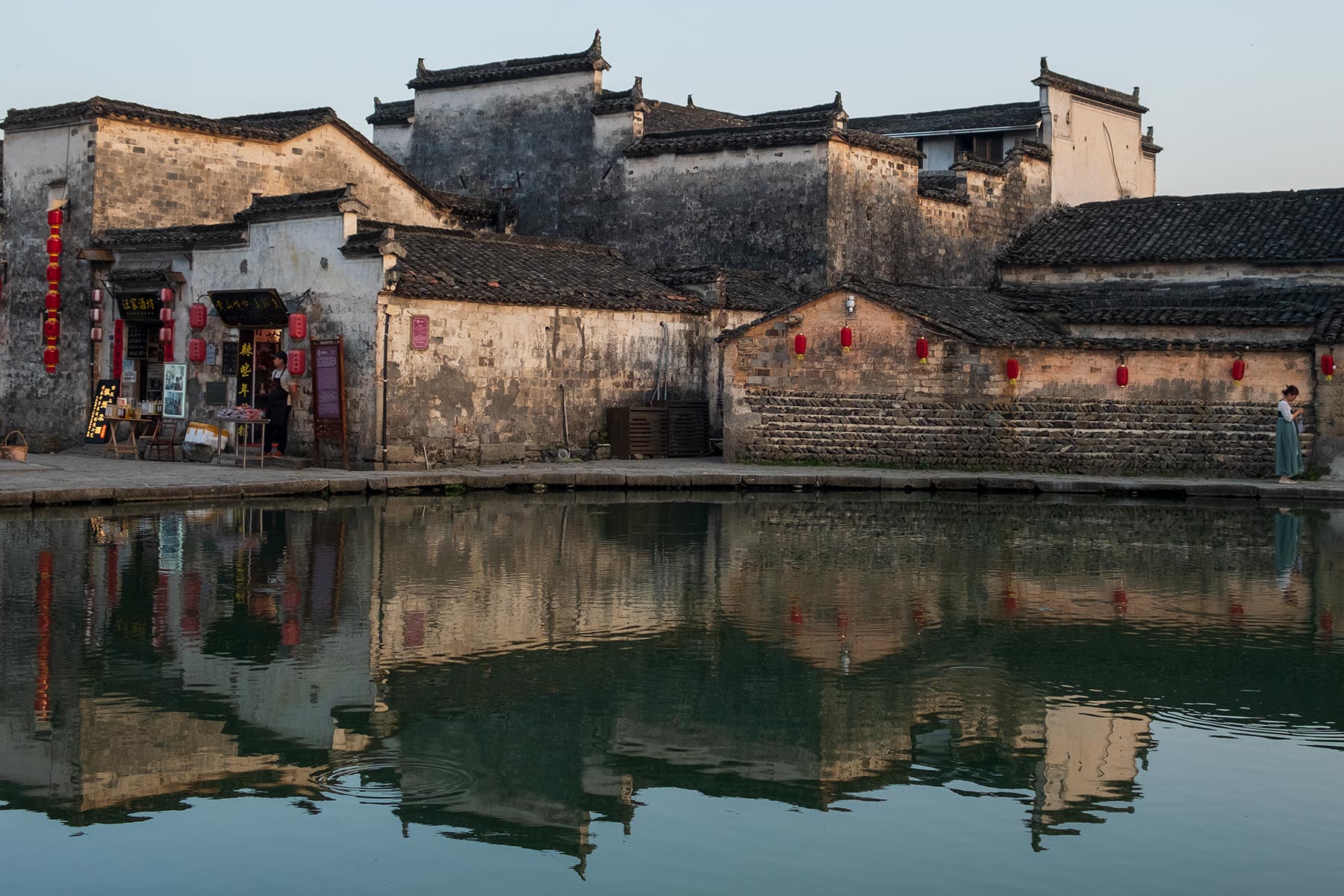 Halbmondteich in der Altstadt Hongcun in Anhui, China