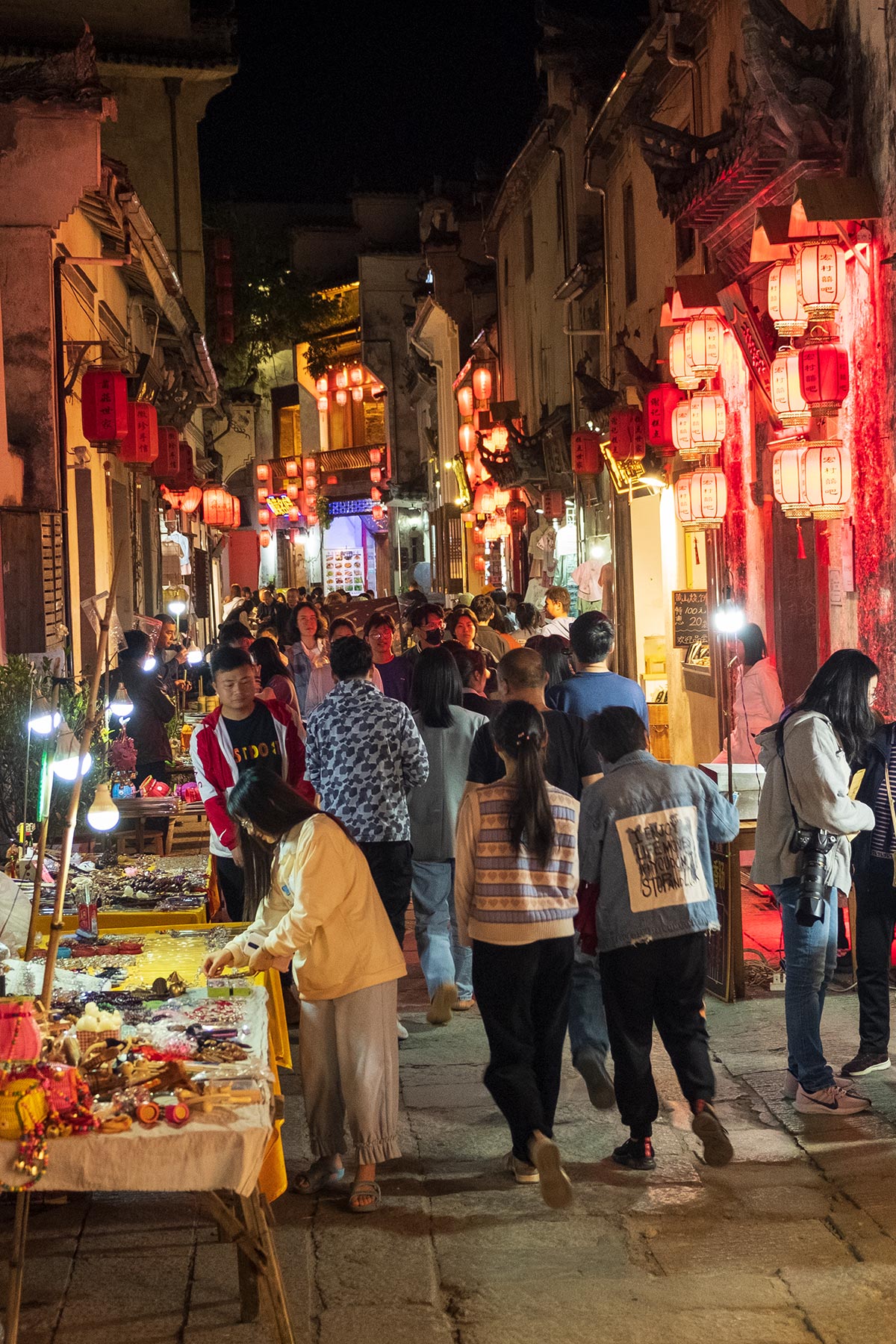 Abendszene in der Altstadt Hongcun in Anhui, China