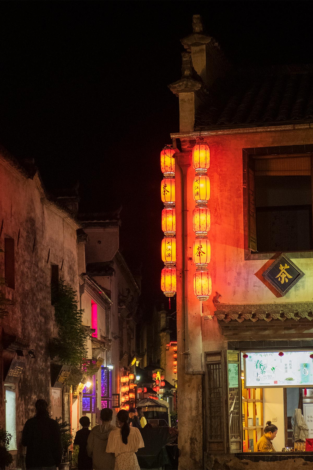 Abendszene in der Altstadt Hongcun in Anhui, China