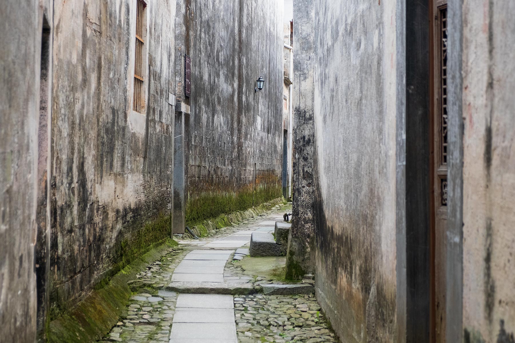 Enge Gasse in der historischen Altstadt Nanping in Anhui, China