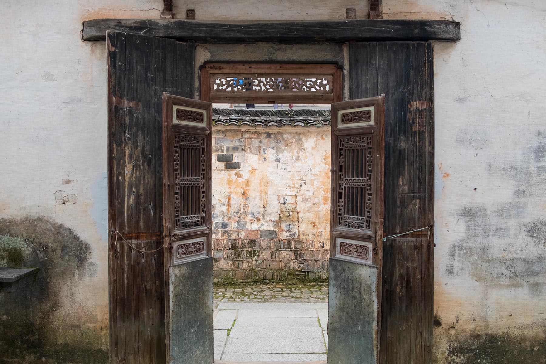 Alte Tür in der historischen Altstadt Nanping in Anhui, China