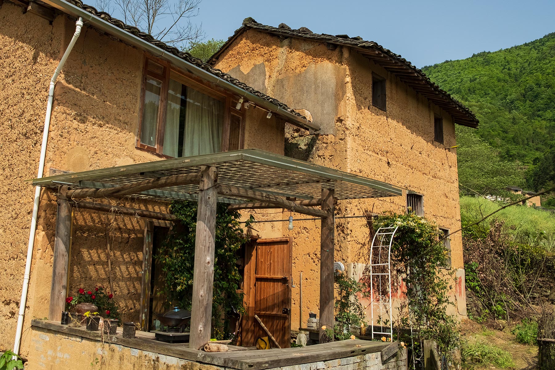 Teeladen in Yangchan Tulou 阳产土楼 Erdhäuser Dorf in Anhui, China