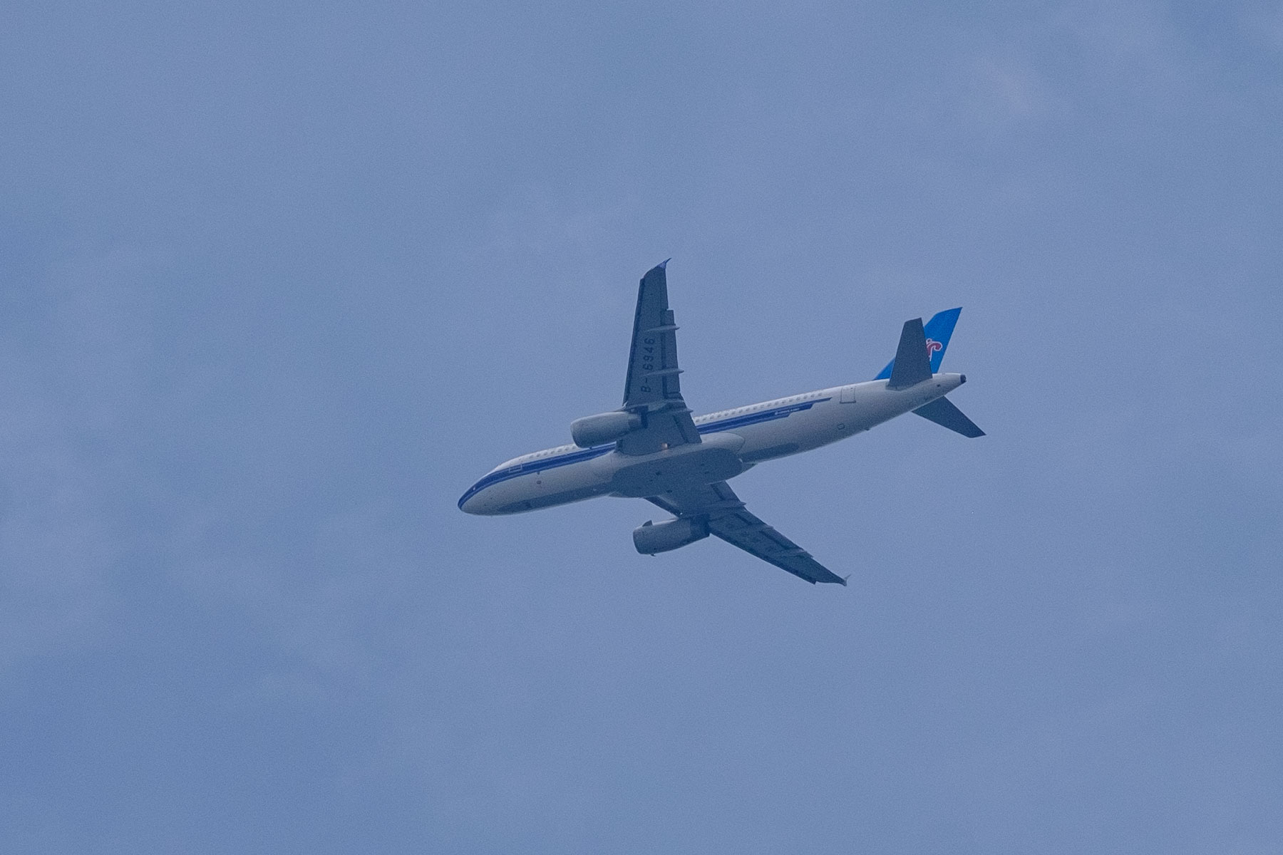 Flugzeug am Himmel über Chongqing