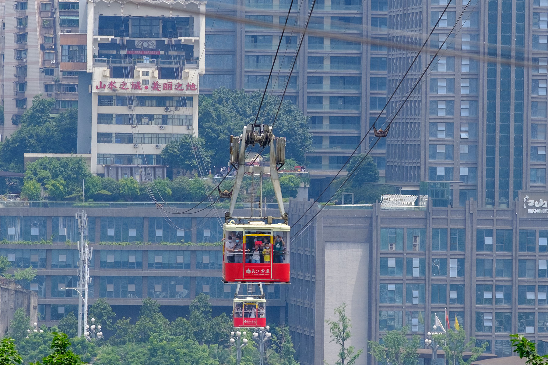 Gondeln einer Seilbahn in Chongqing