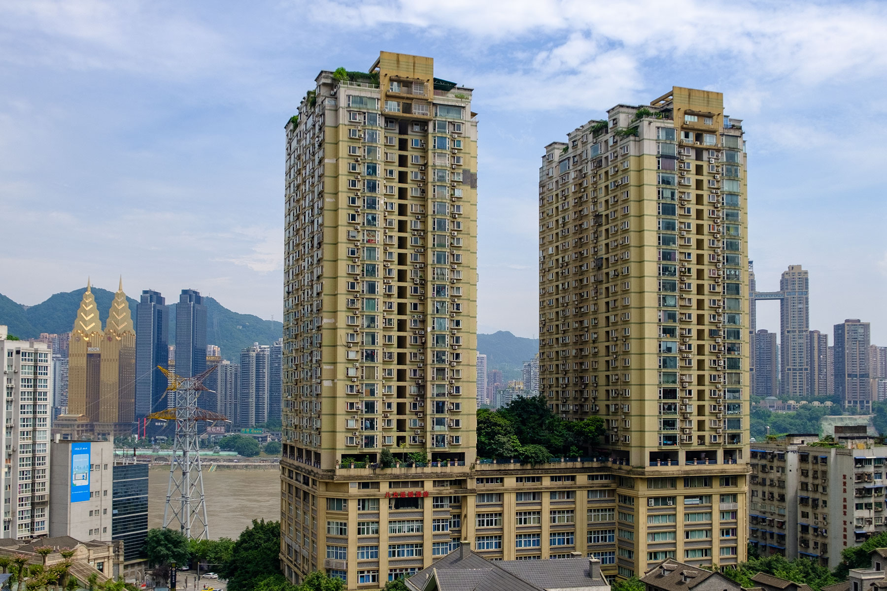 Hochhäuser im Sommer in Chongqing