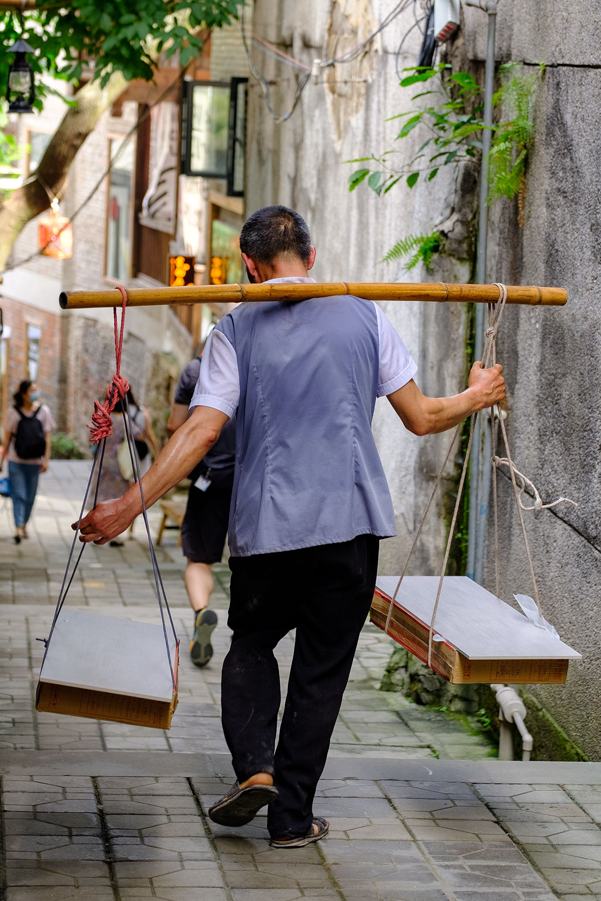 Lastenträger von Waren im Sommer in Chongqing