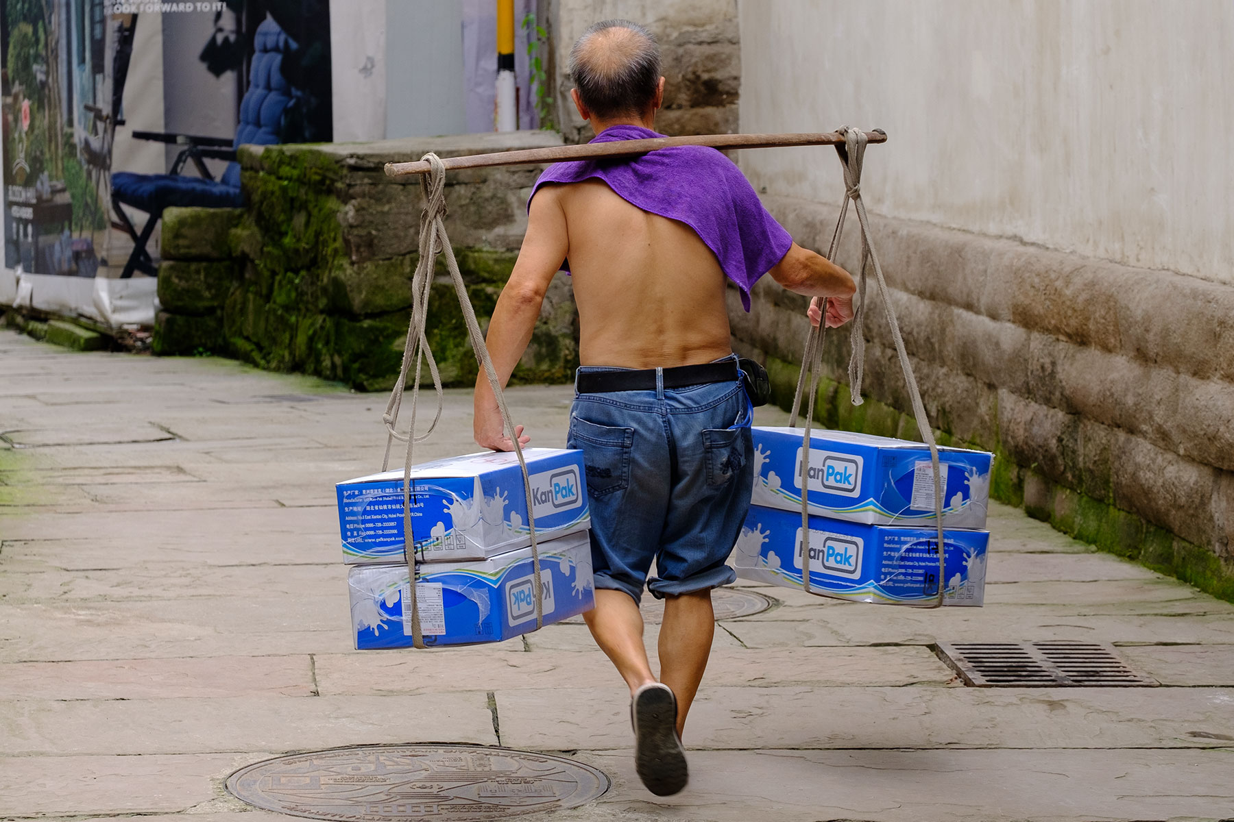 Träger von Waren in Chongqing im Sommer