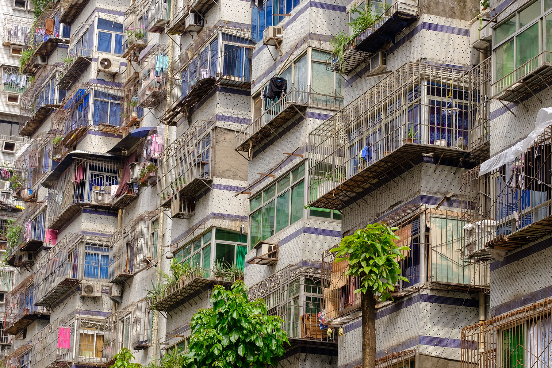 Hochhäuser mit Gittern vor Fenstern in Chongqing China