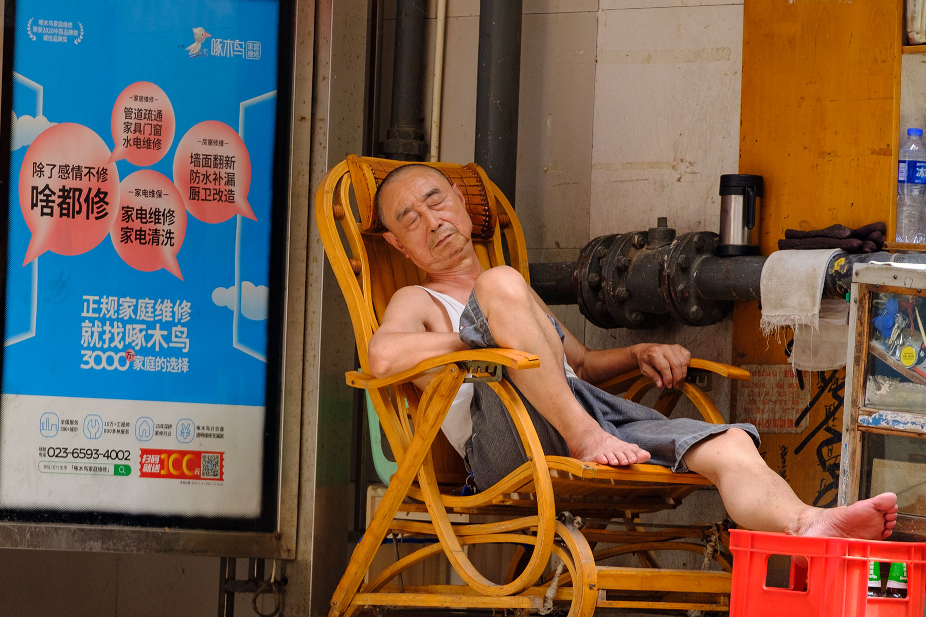 Schlafender Mann auf Straße im Sommer in Chongqing