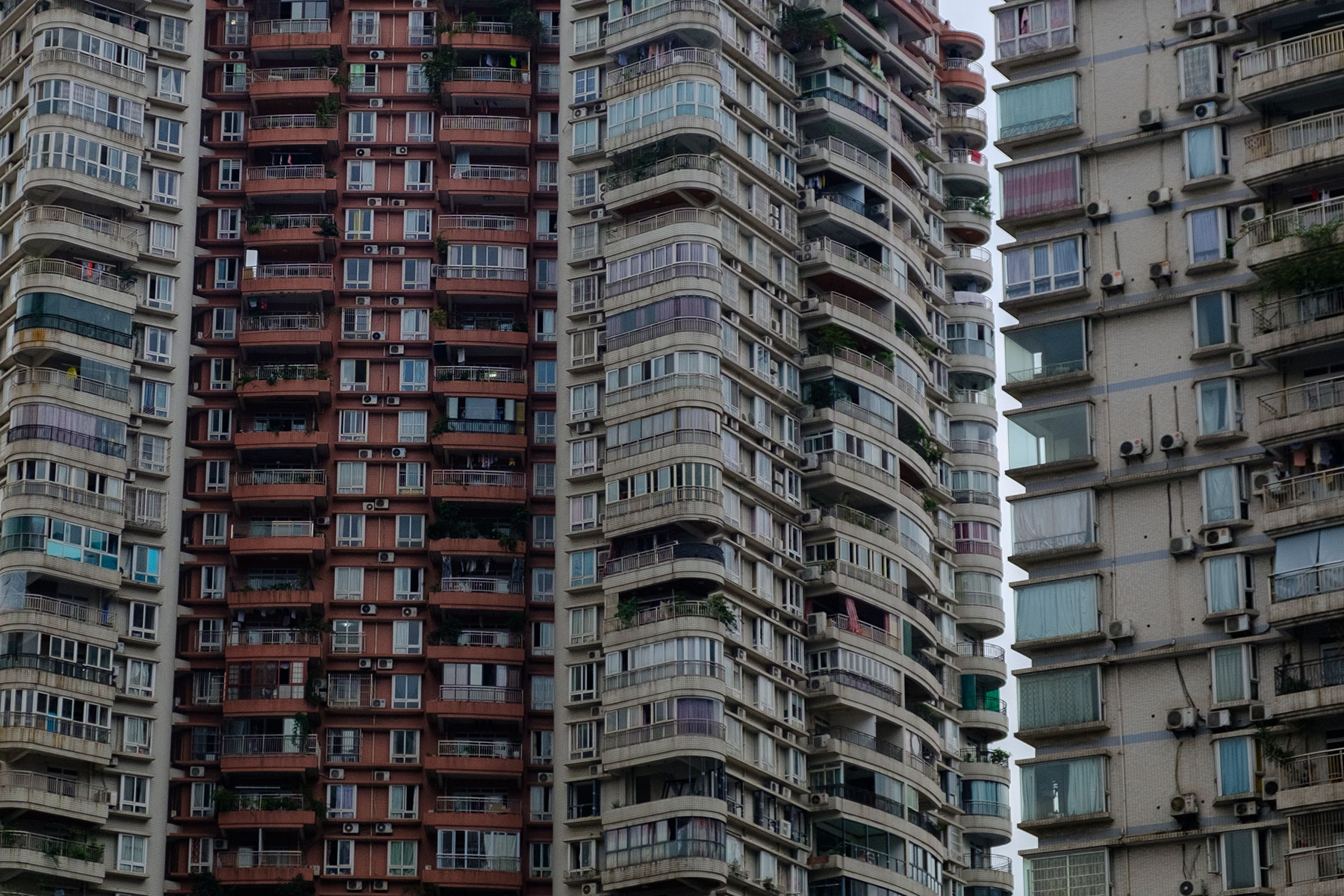 Graue Hochhäuser in Chongqing in China