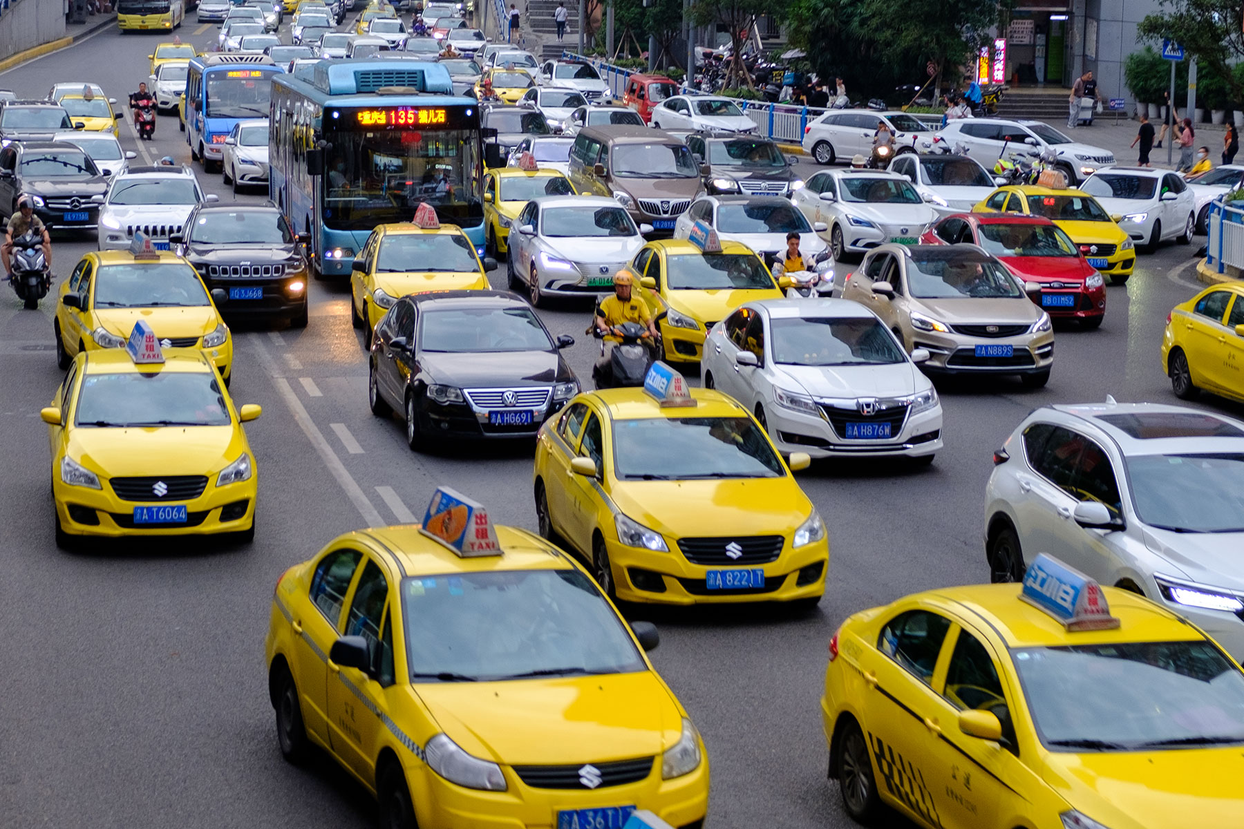 Volle Straße mit gelben Taxis in Chongqing in China