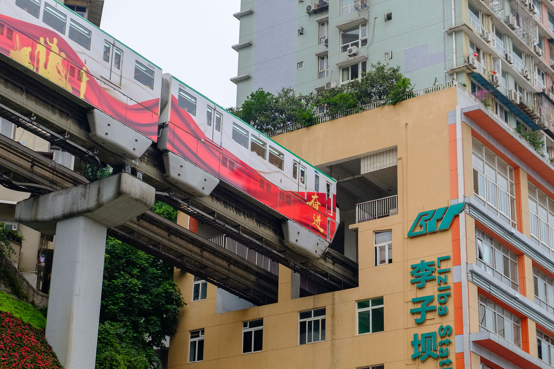 Metro Zug fährt in Haus in Chongqing