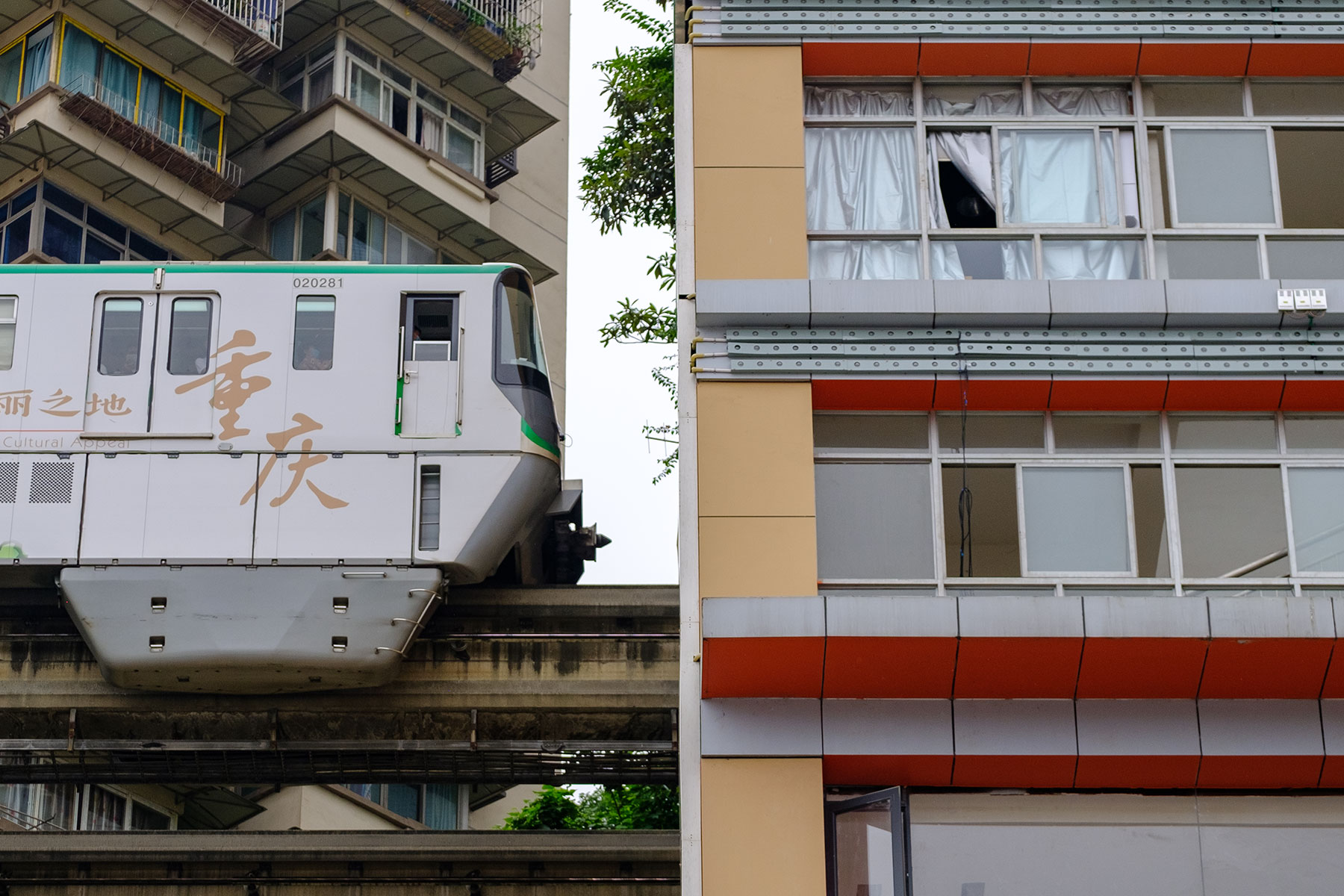 Metro Zug fährt in Haus in Chongqing