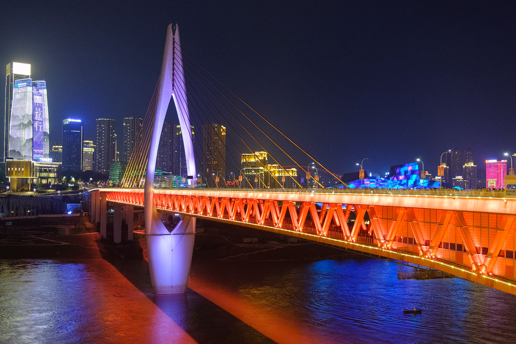 Qiansimen Brücke bei Nacht in Chongqing