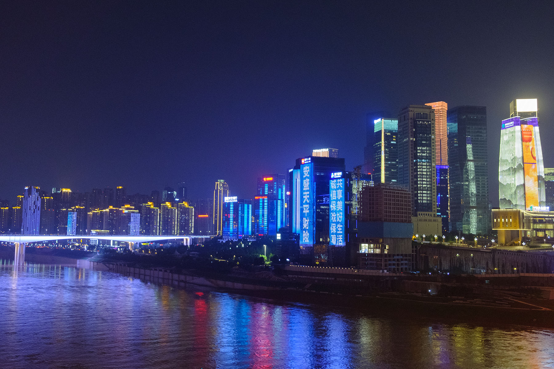 Beleuchtete Skyline bei Nacht in Chongqing