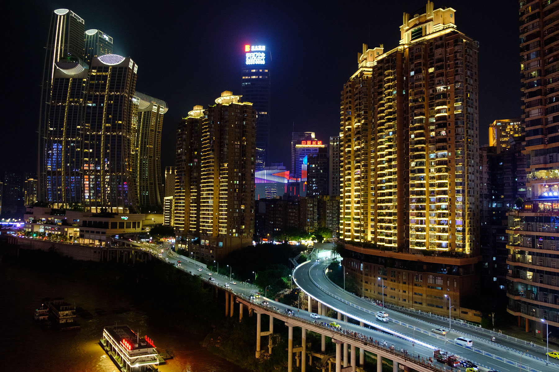 Hochhäuser bei Nacht in Chongqing China