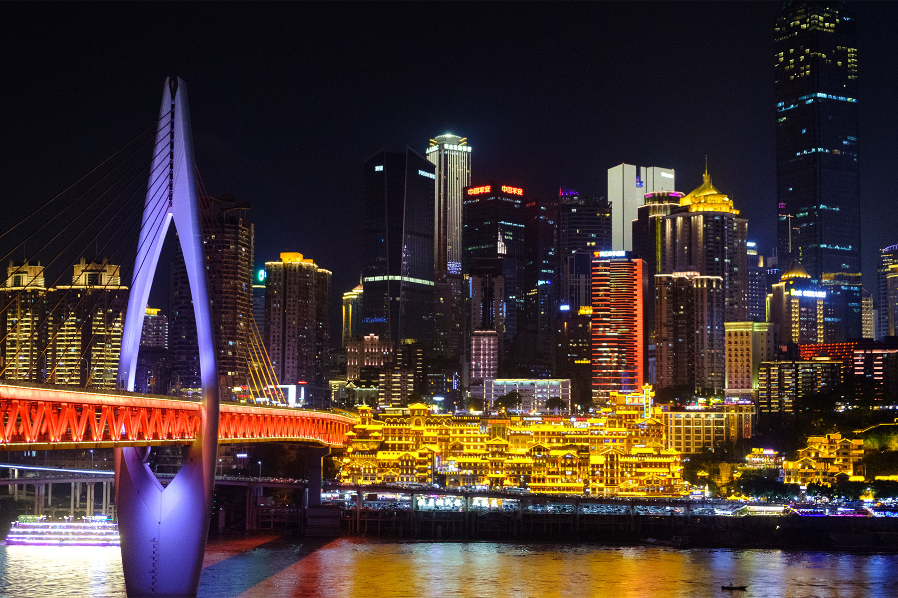 Qiansimen Brücke und Stelzenbauten Hongyadong bei Nacht in Chongqing