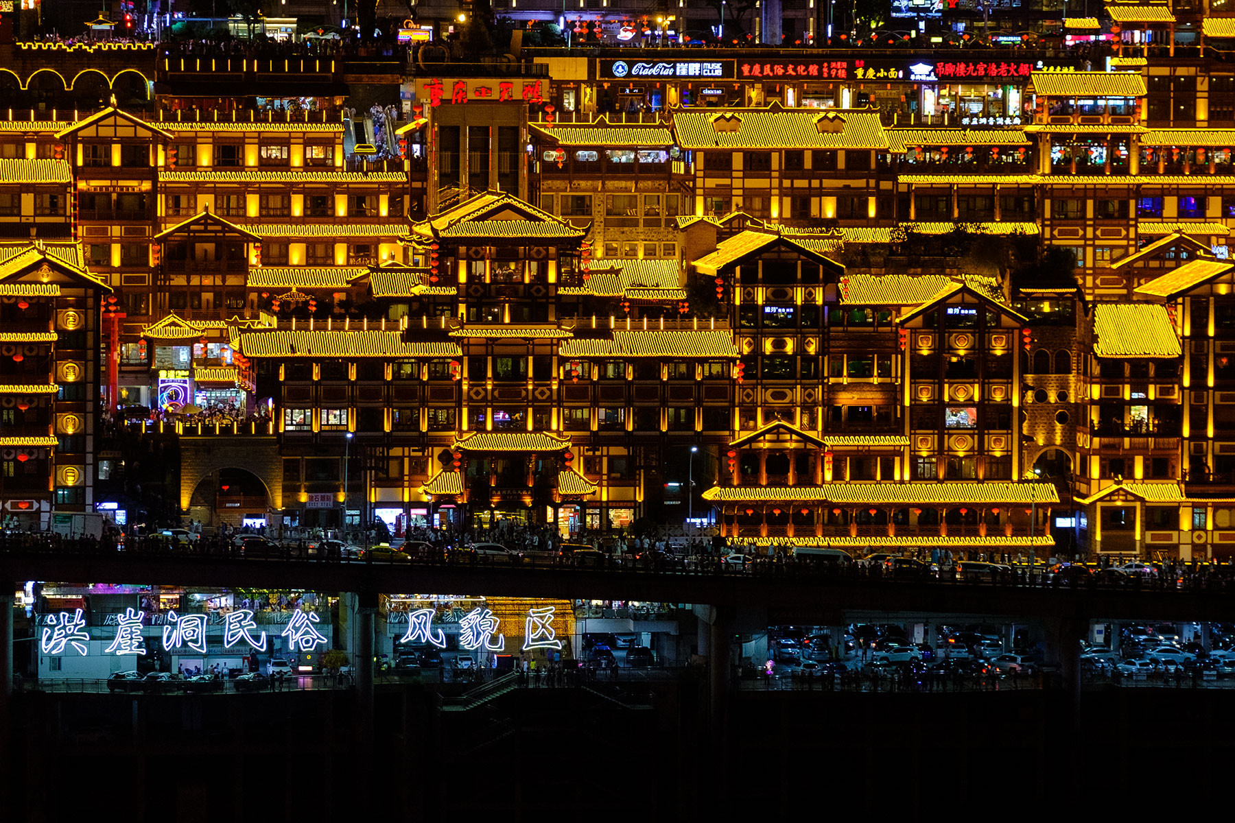 Stelzenbauten Hongyadong in Yuzhong bei Nacht in Chongqing