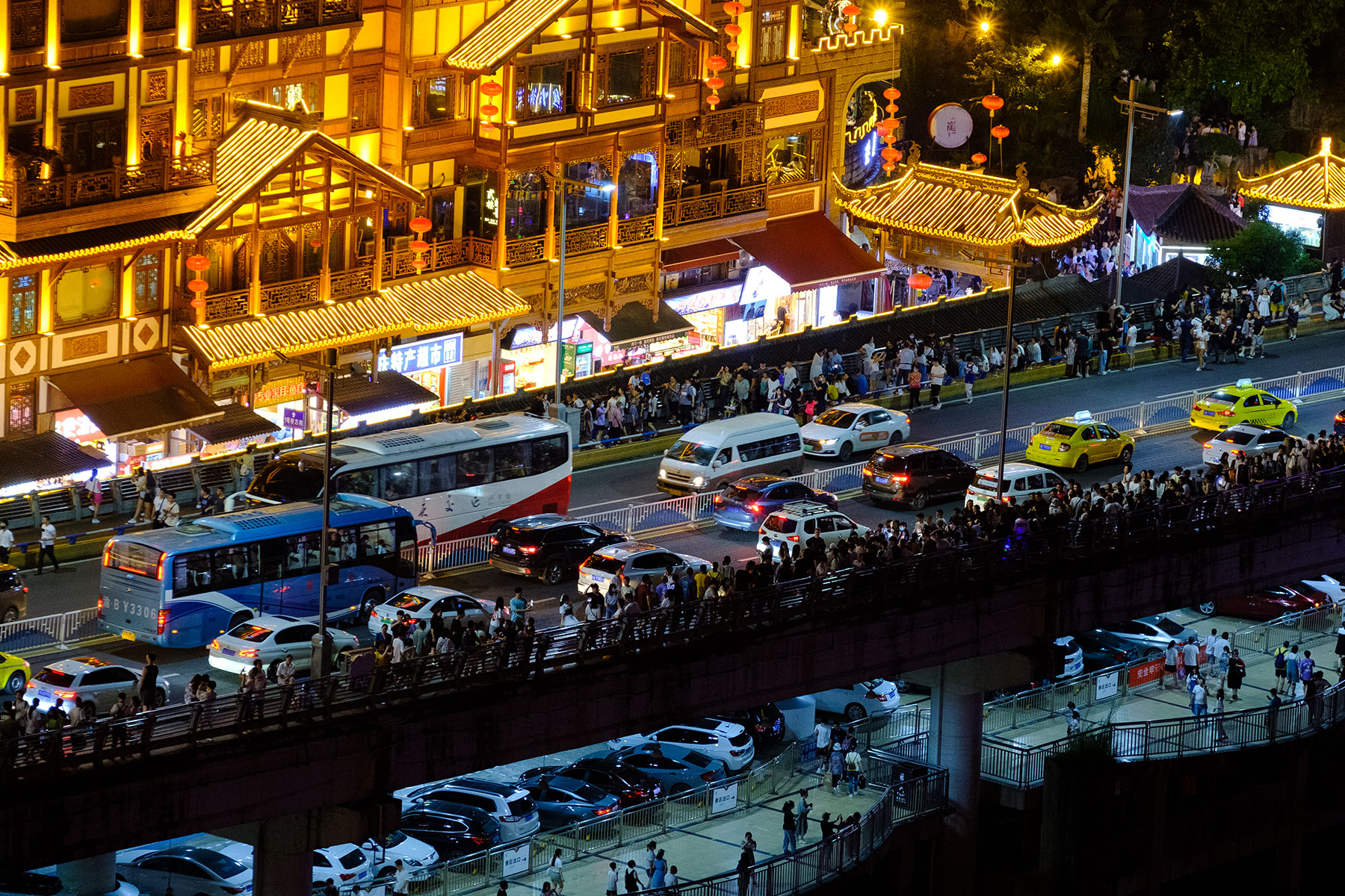 Stelzenbauten Hongyadong in Yuzhong bei Nacht in Chongqing