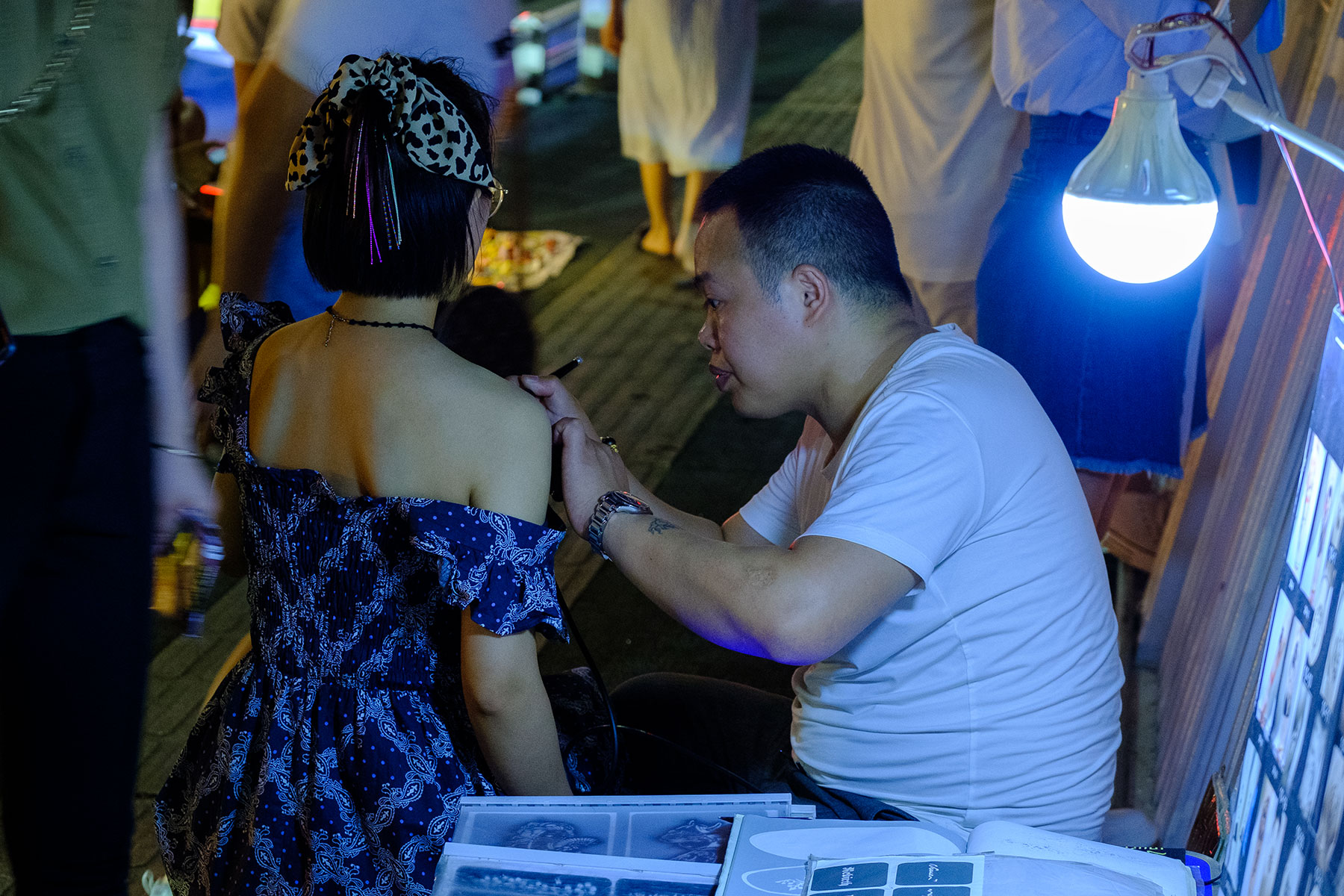 Henna Tattoo bei Nacht in Chongqing