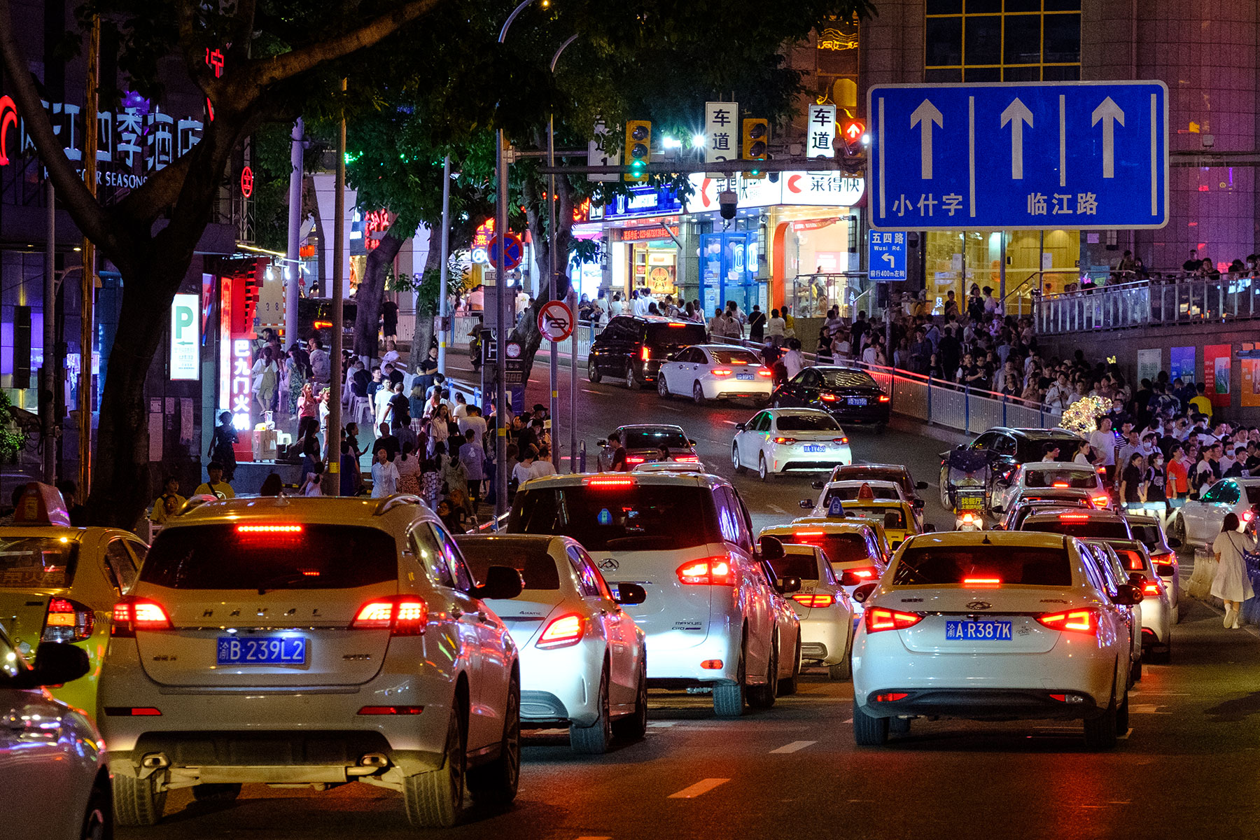 Autos im Stau bei Nacht in Chongqing