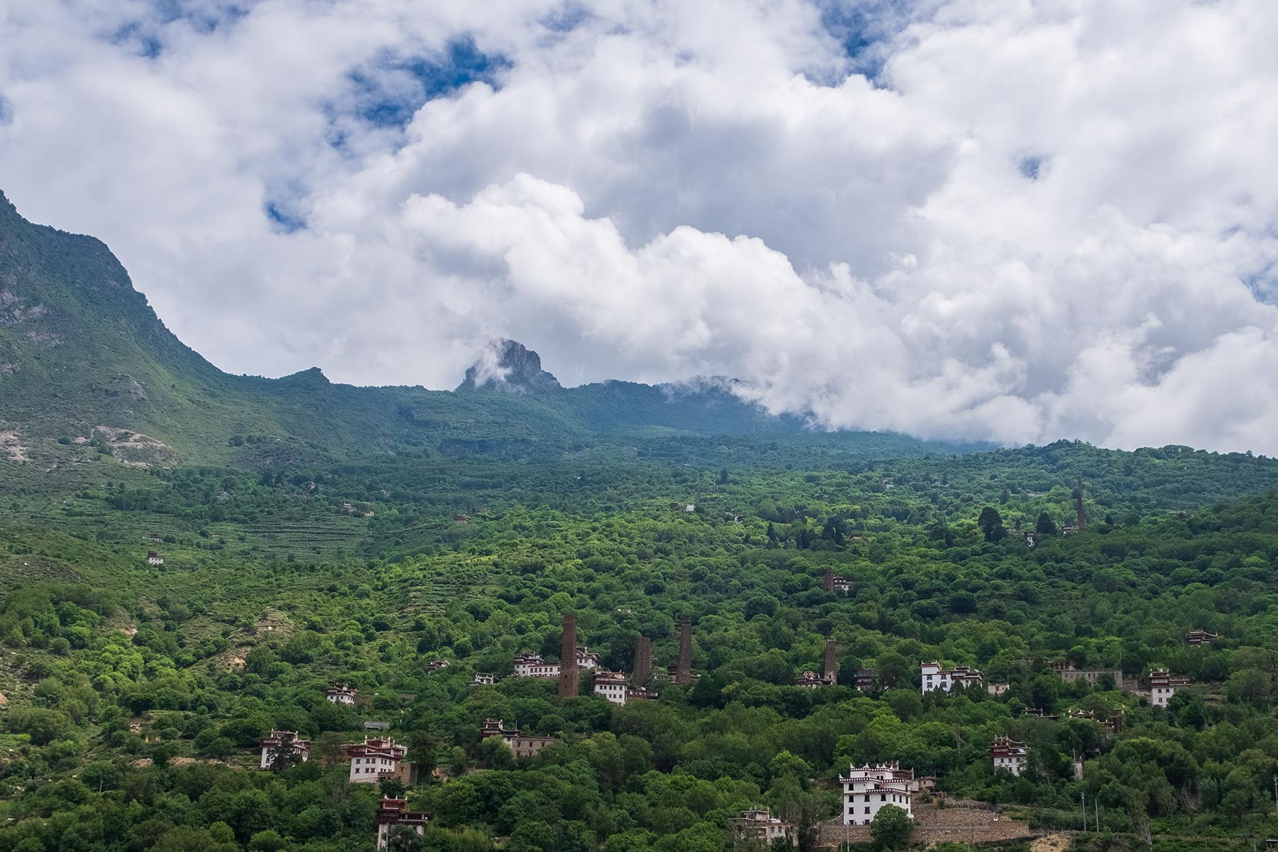 Türme aus Stein im tibetischen Dorf Danba Zangzhai in China