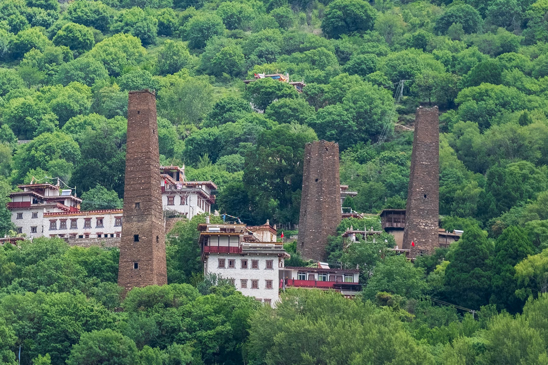 Türme aus Stein im tibetischen Dorf Danba Zangzhai in China