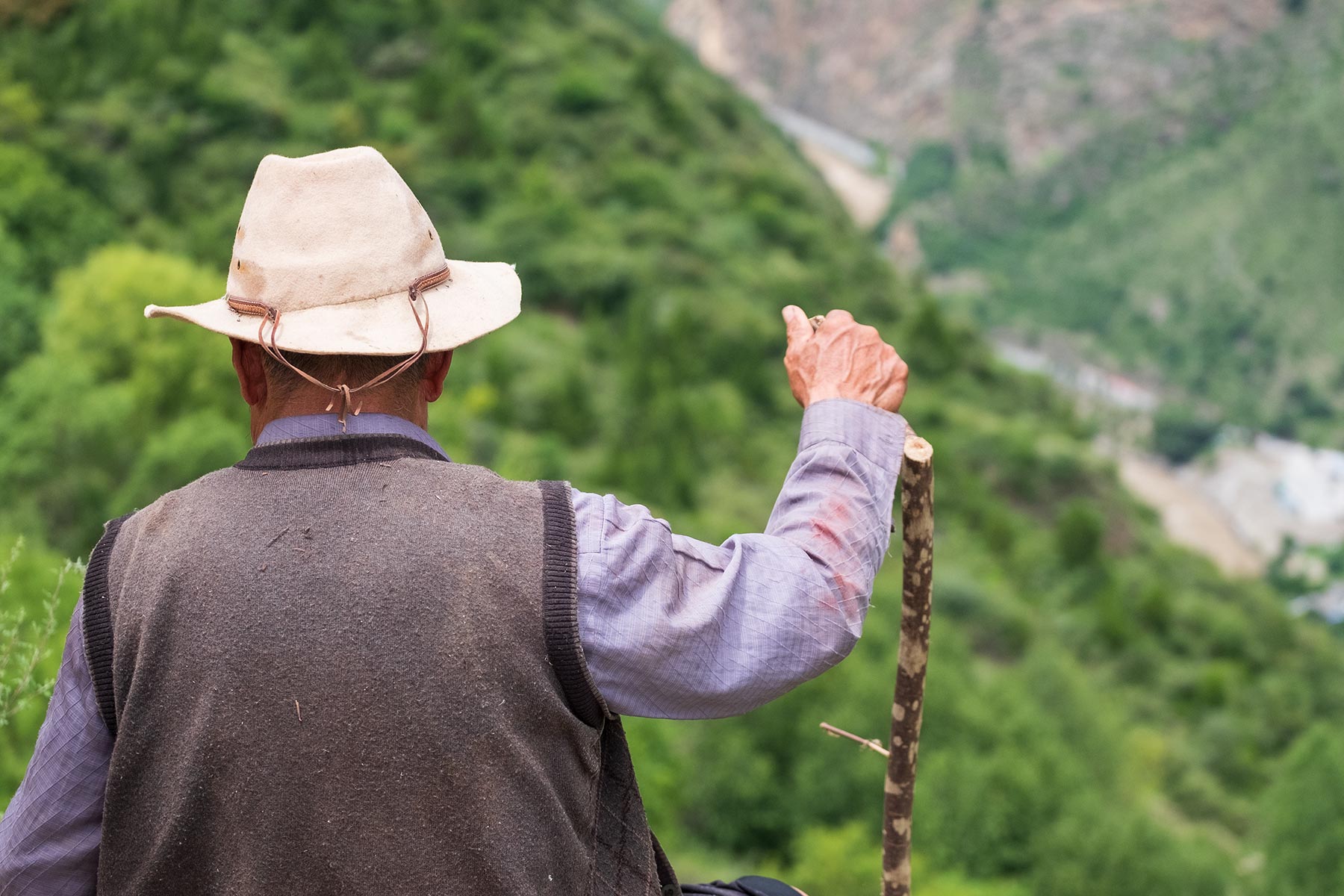 Alter Mann mit Hut in Natur in China