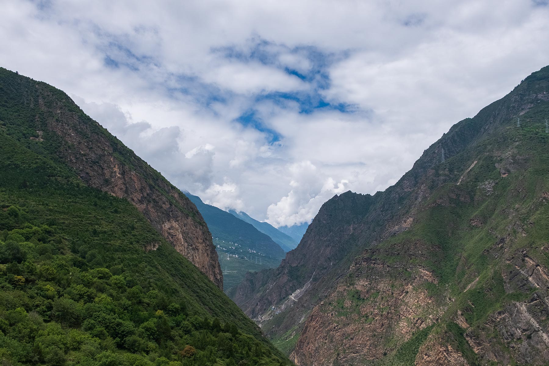 Schlucht nahe des tibetischen Dorfes Danba Zangzhai in China