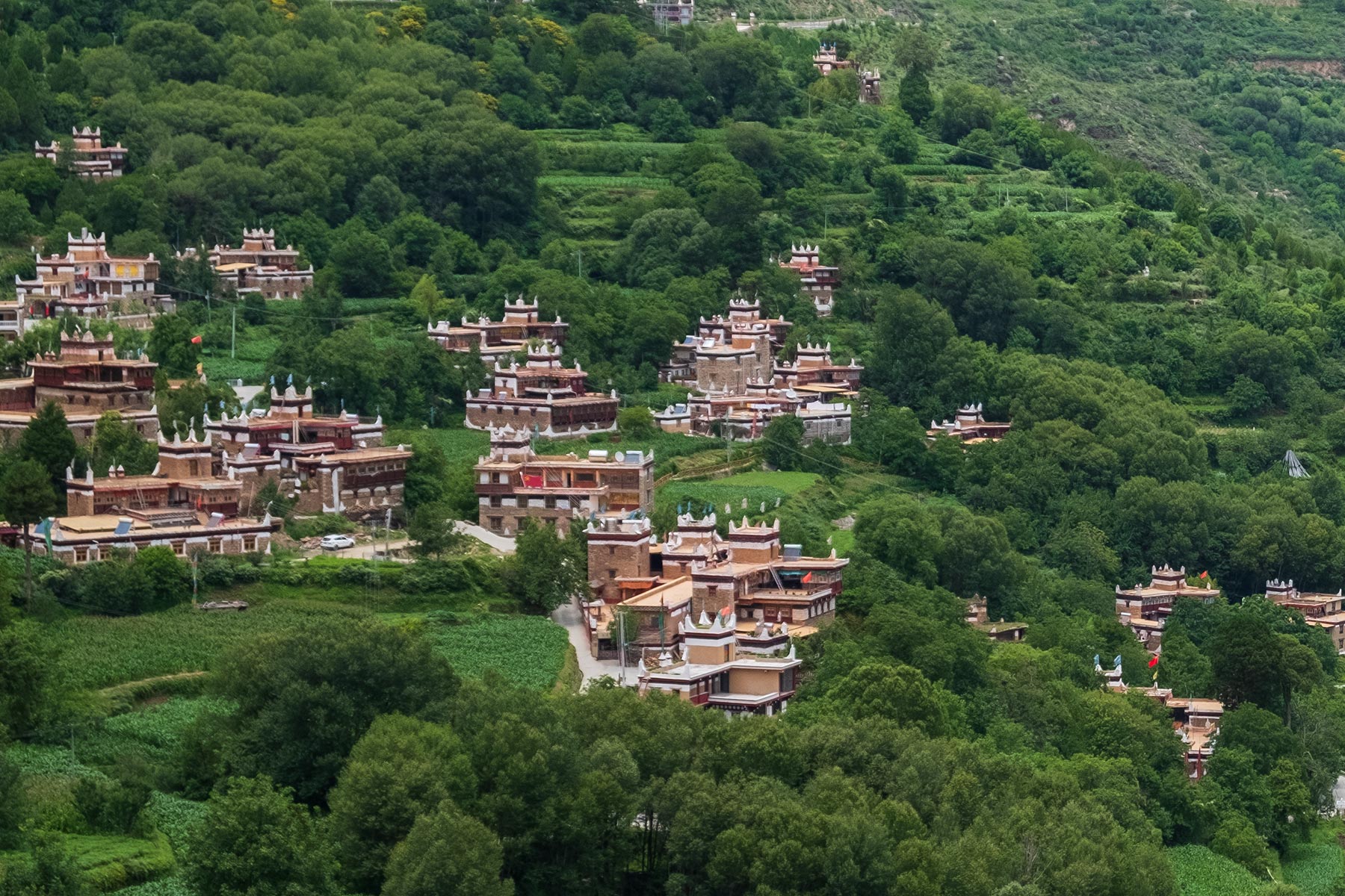 Blick auf tibetisches Dorf Danba Zangzhai in China