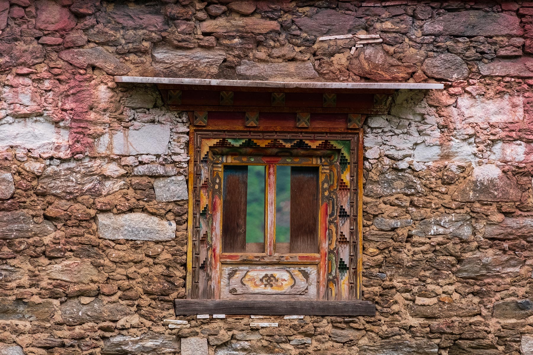 Buntes Fenster im tibetischen Dorf Danba Zangzhai in China