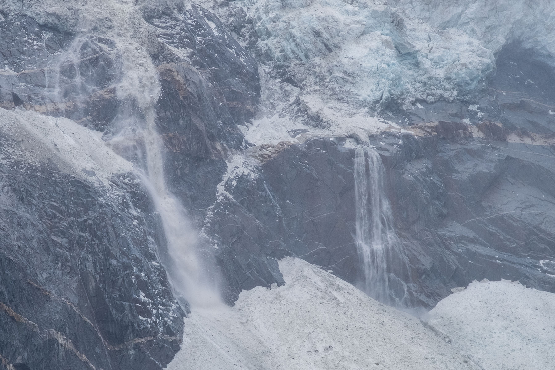 Gletscher mit Schnee und Wasserfall im Vogel im Hailuogou Gletscher Park in Sichuan