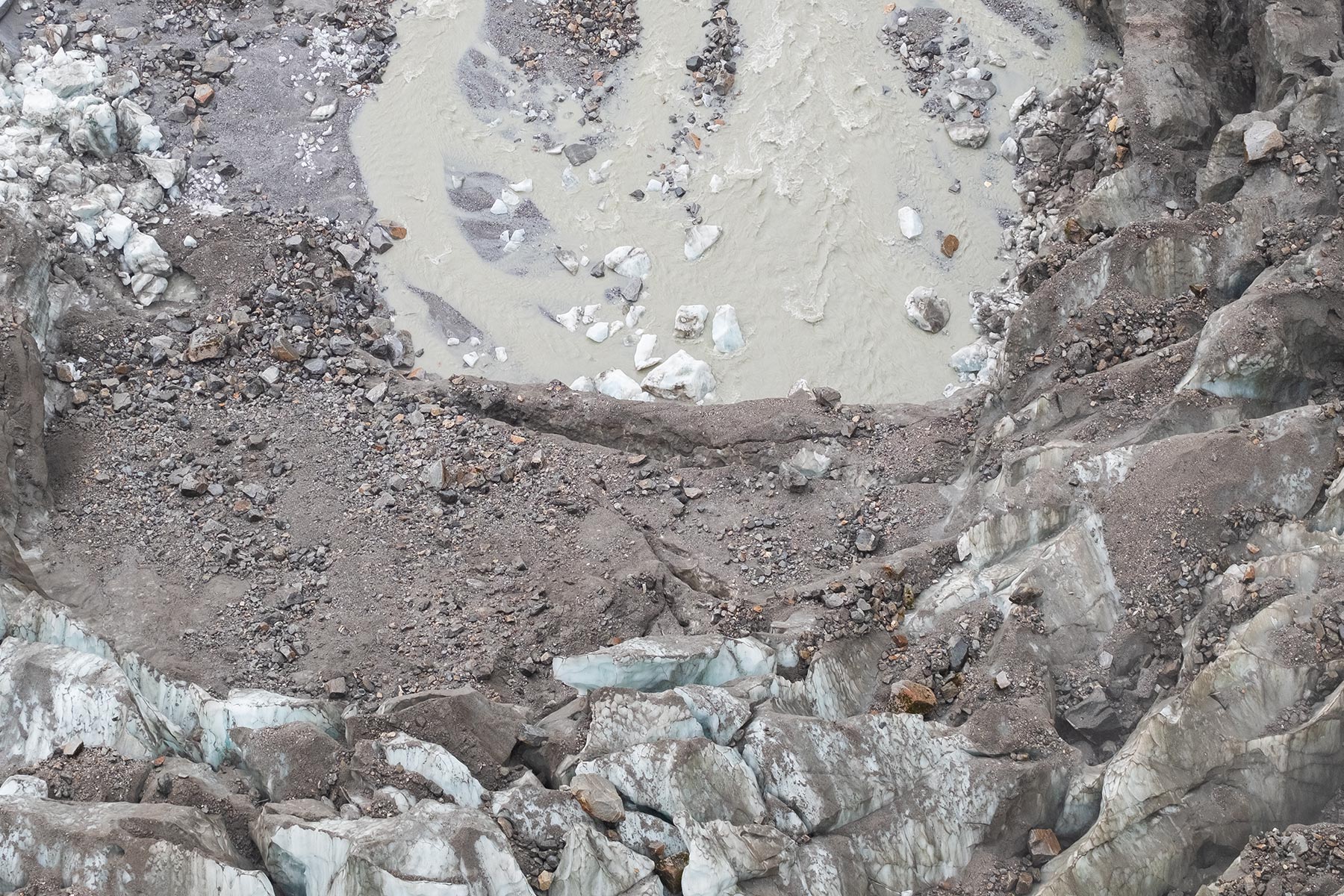 Wasser tritt aus Gletscher im Vogel im Hailuogou Gletscher Park in Sichuan