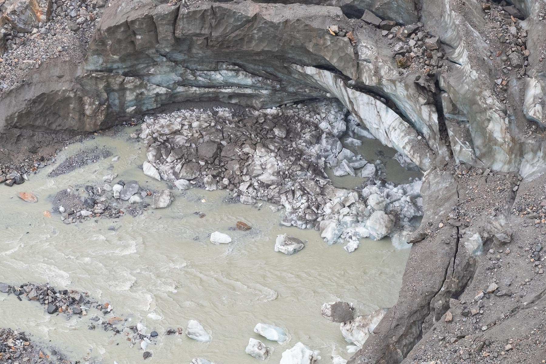 Wasser tritt aus Gletscher im Vogel im Hailuogou Gletscher Park in Sichuan