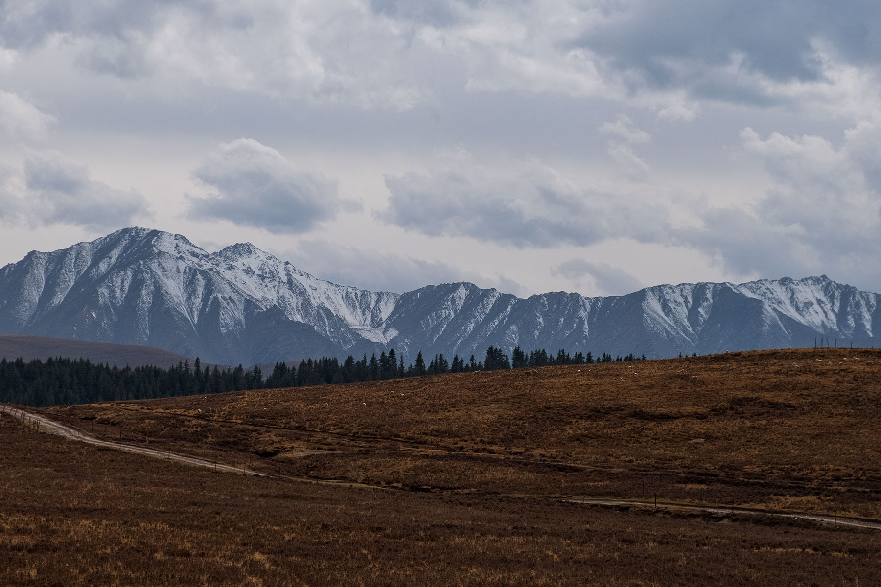 Bergkette mit Schnee im Kangle Grassland in Gansu in China