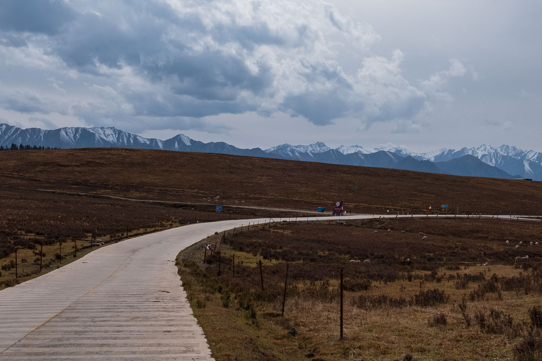 Bergkette mit Schnee im Kangle Grassland in Gansu in China