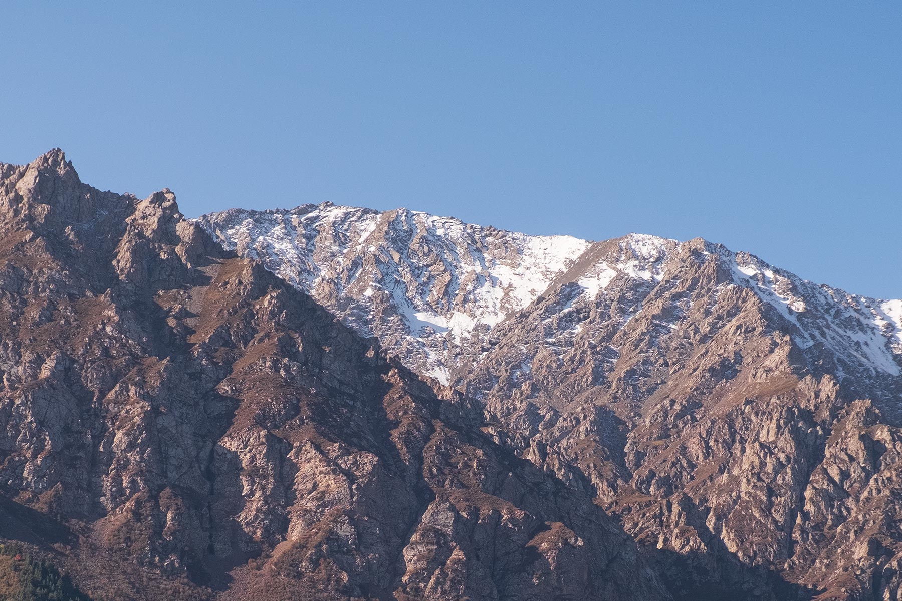 Blick auf die Berge am Mati Tempel in Gansu