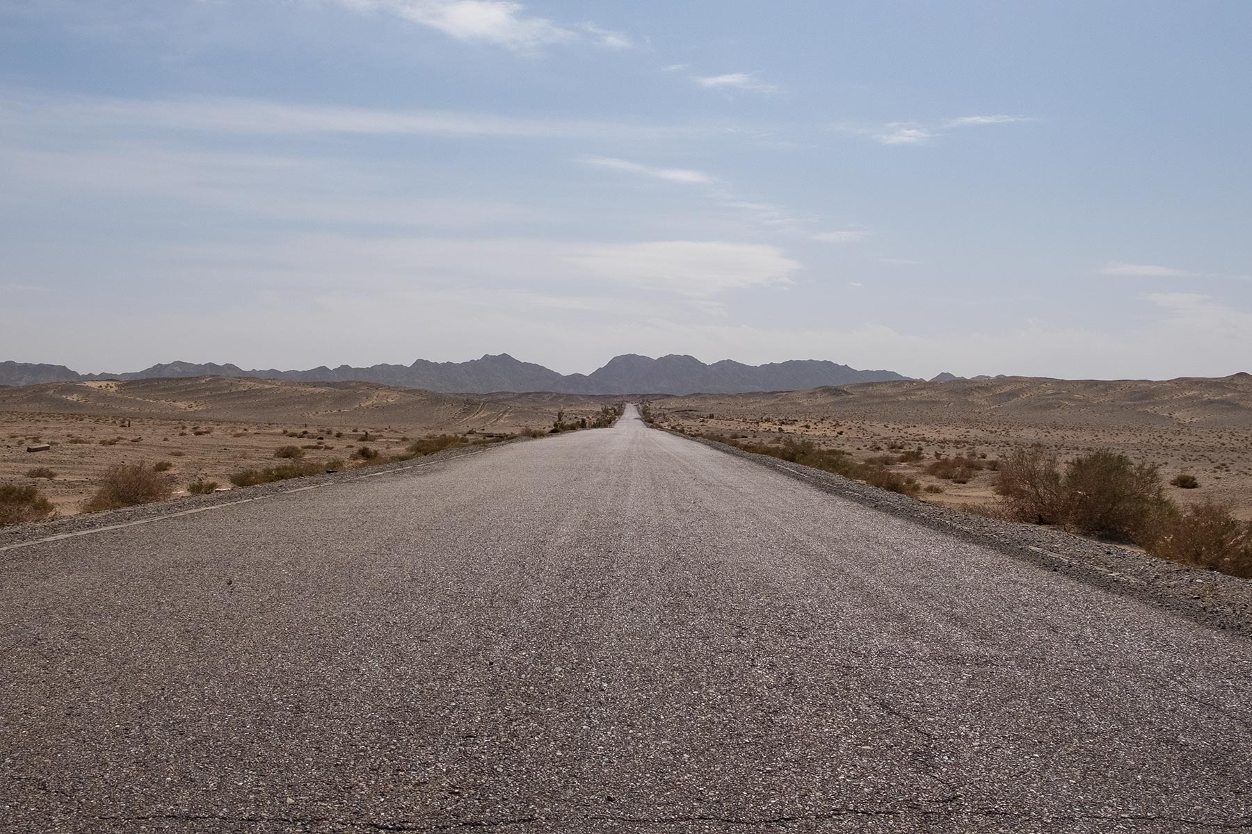 Lange gerade Straße in der Wüste in Gansu in China