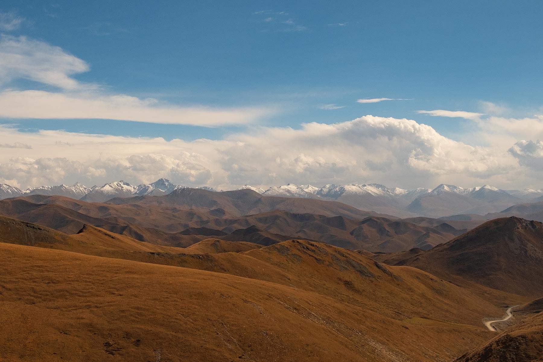 Fahrt von Gansu nach Qinghai durch die Berge Panorama