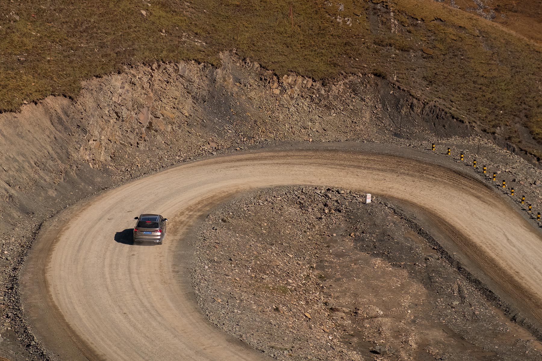 Auto fährt auf einer Bergstraße in Qinghai China