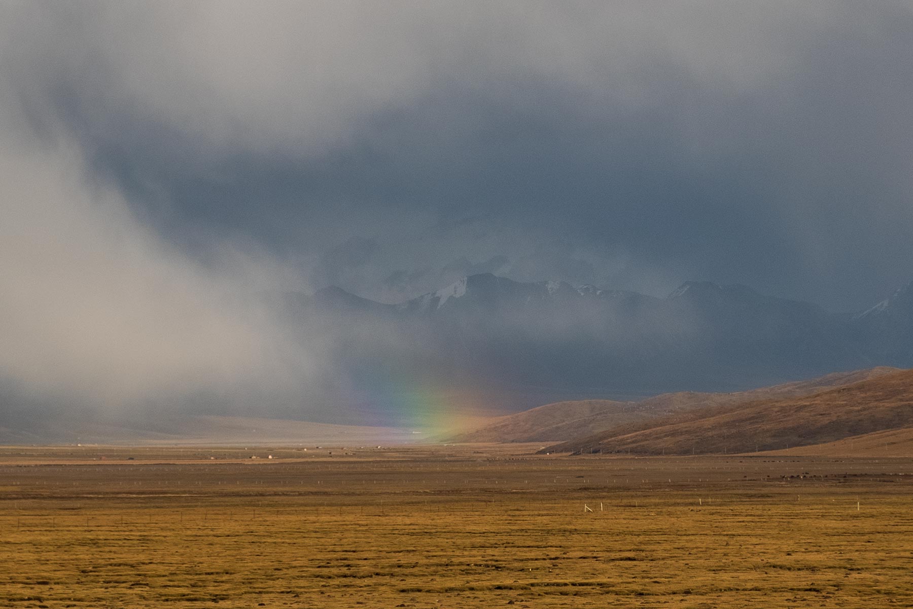 Fahrt von Gansu nach Qinghai durch die Berge mit Regenbogen