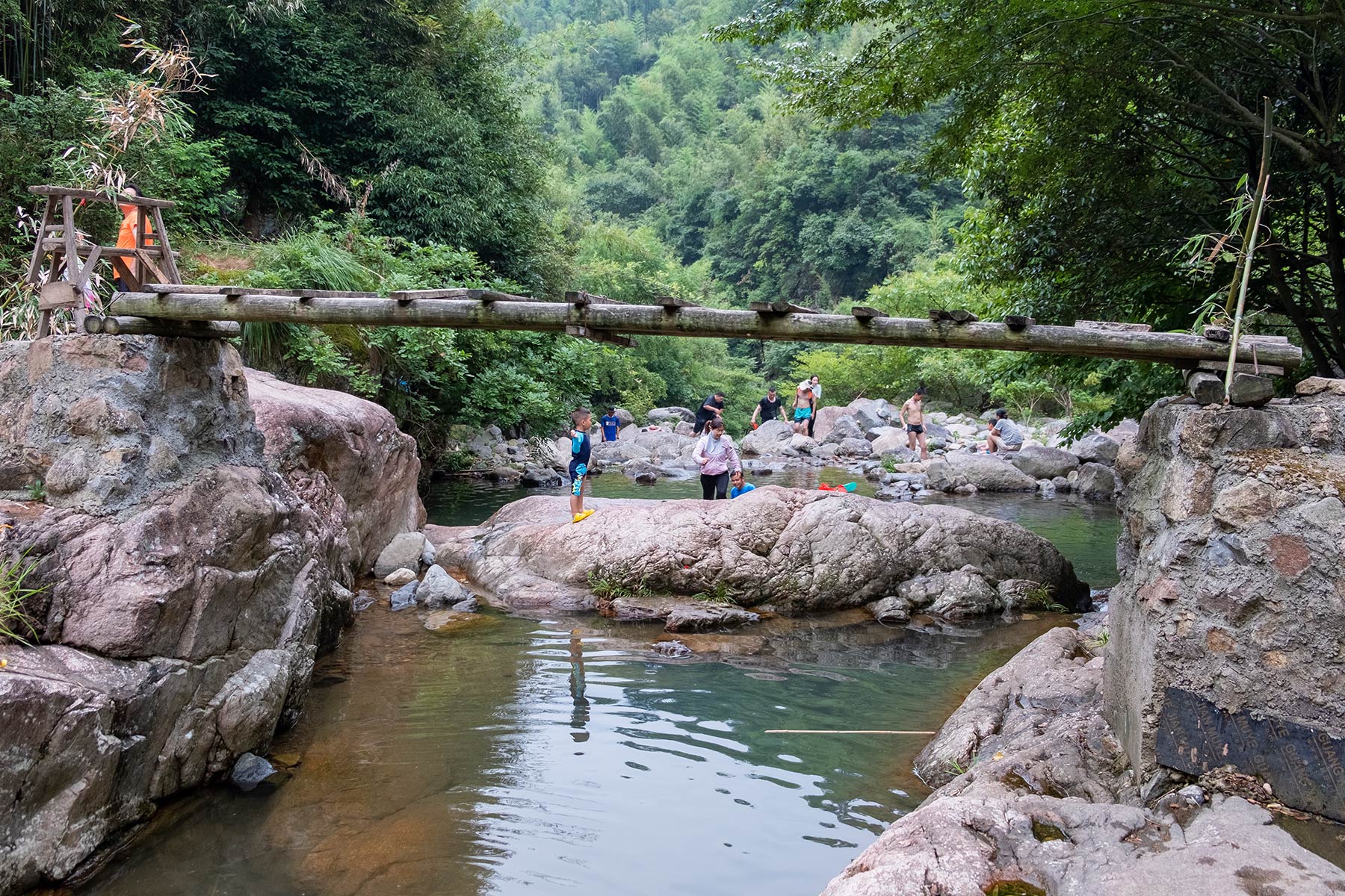 River Hiking Flusswanderung in Anji, Zhejiang